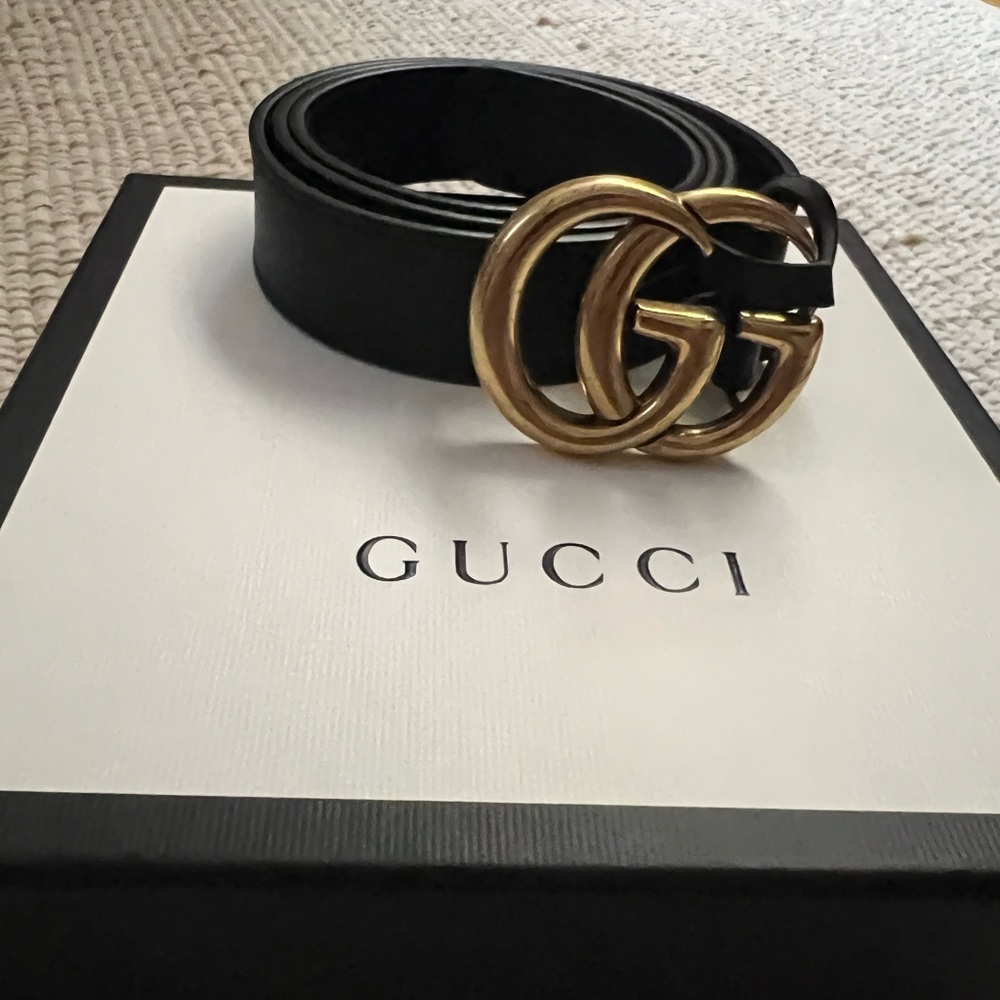 Women’s leather Gucci belt with double Gs barely worn size 90